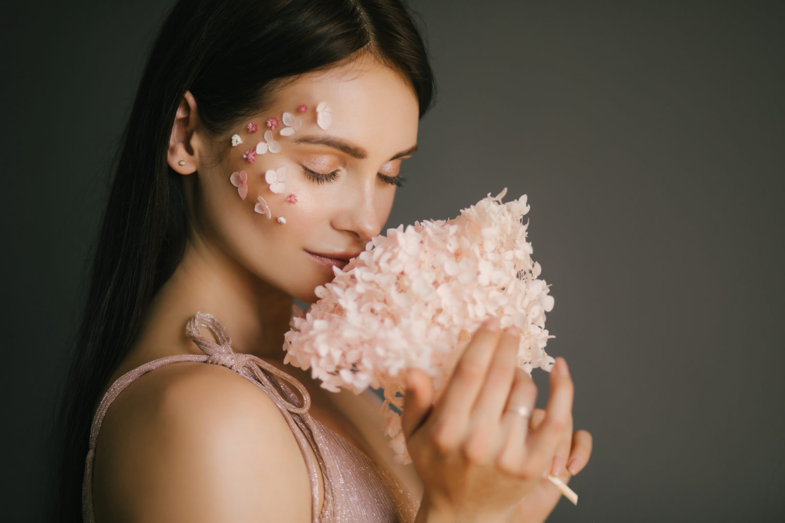 Pétales de fleurs sur un visage